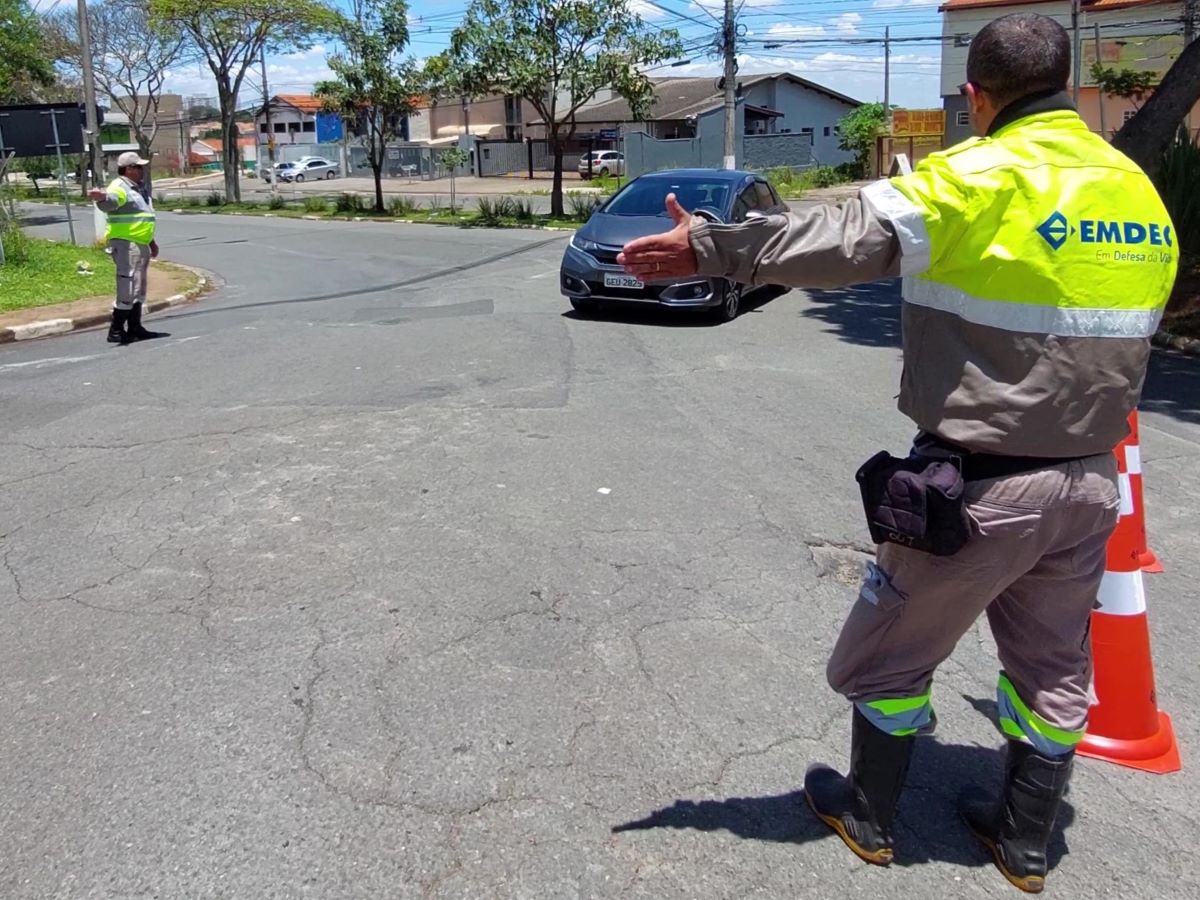 Agentes da Emdec realizam os bloqueios e monitoram a circulação na região