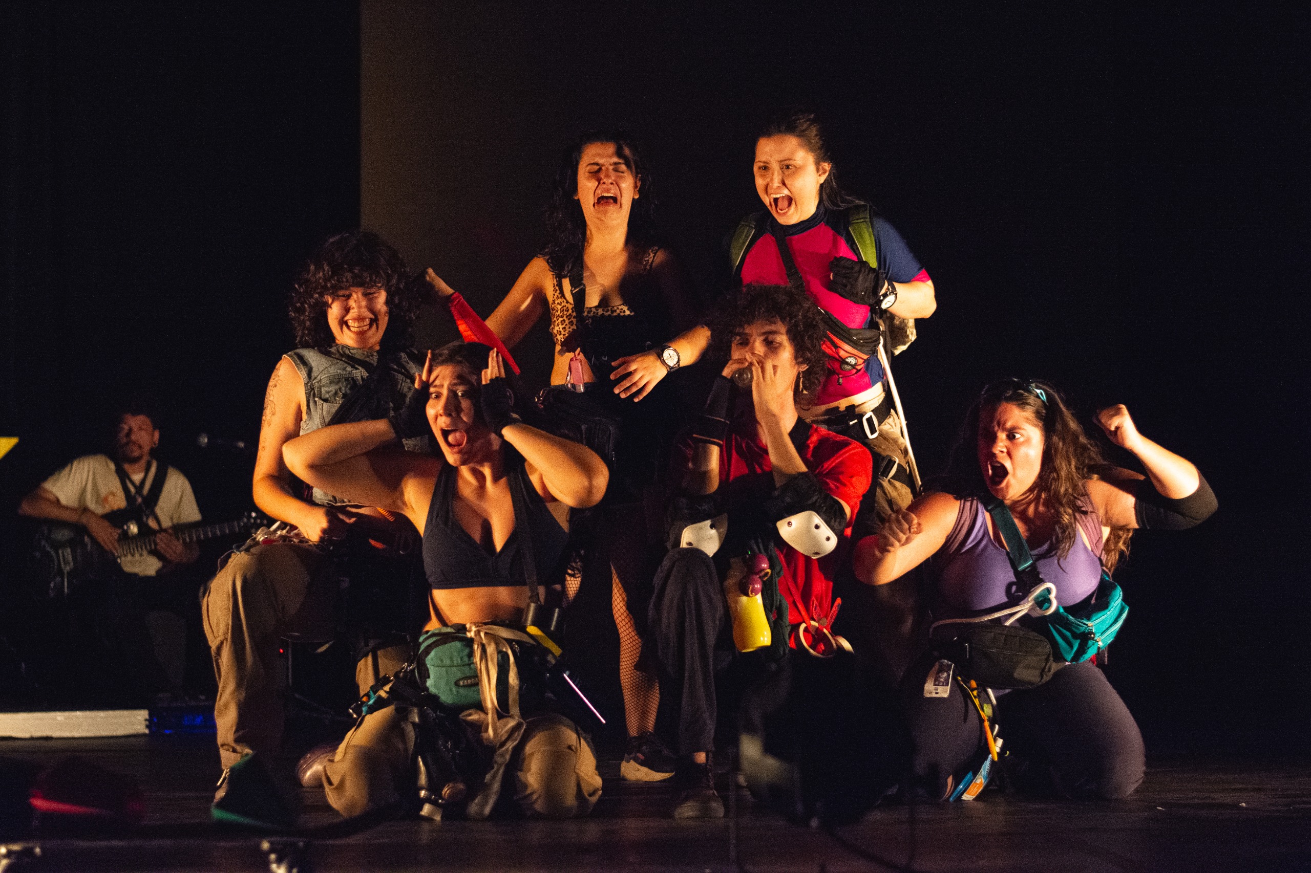 A peça propõe uma reflexão sobre as travessias que perpassam a experiência humana