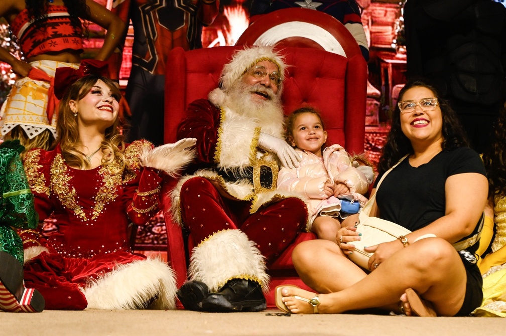 Público pôde subir ao palco ao final dos shows de Natal para tirar fotos com os personagens