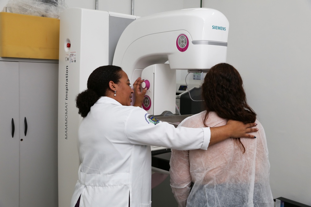 A mamografia é fundamental para prevenir o câncer de mama, e será oferecida no Hospital do Amor na próxima quarta-feira