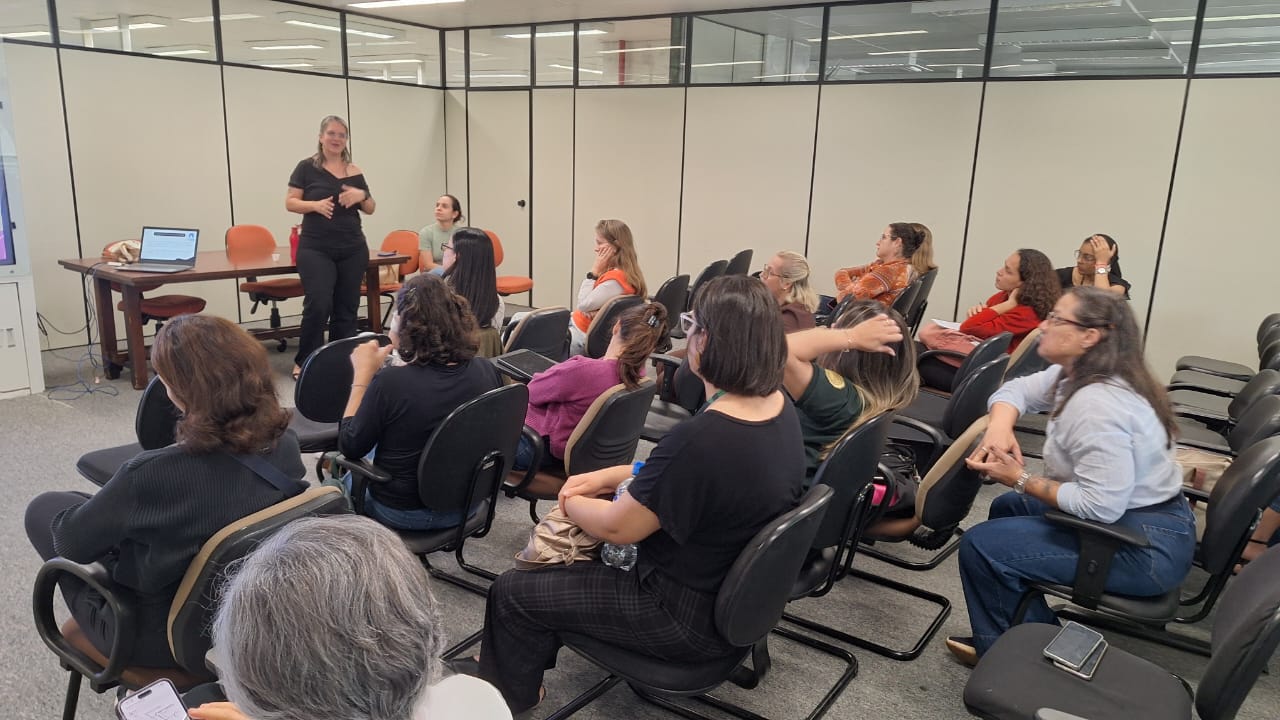 Aula foi ministrada por Isabel Cristina da Silva (em pé) e por Allana Franklim Felippe do Carmo (sentada, ao lado)