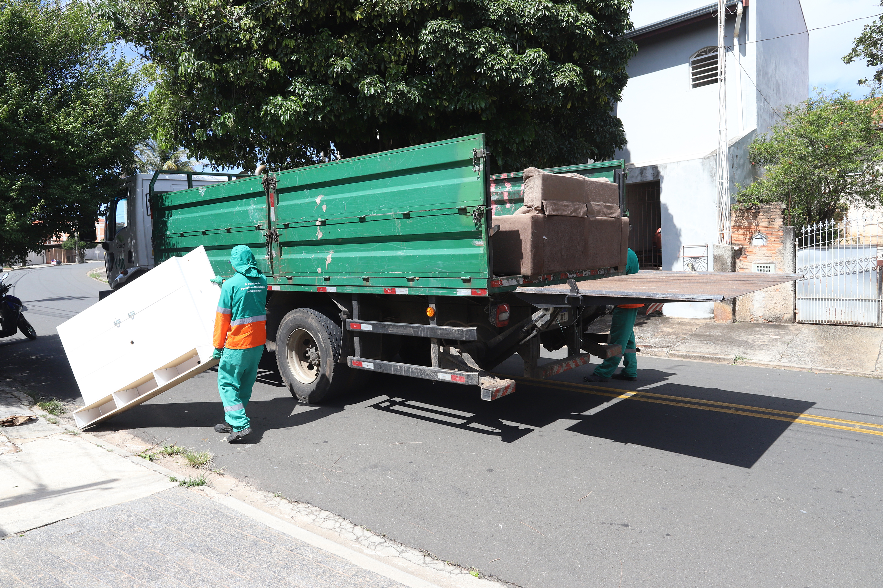 Caminhão cata-treco foi usado na ação para recolher materiais descartados pelos moradores