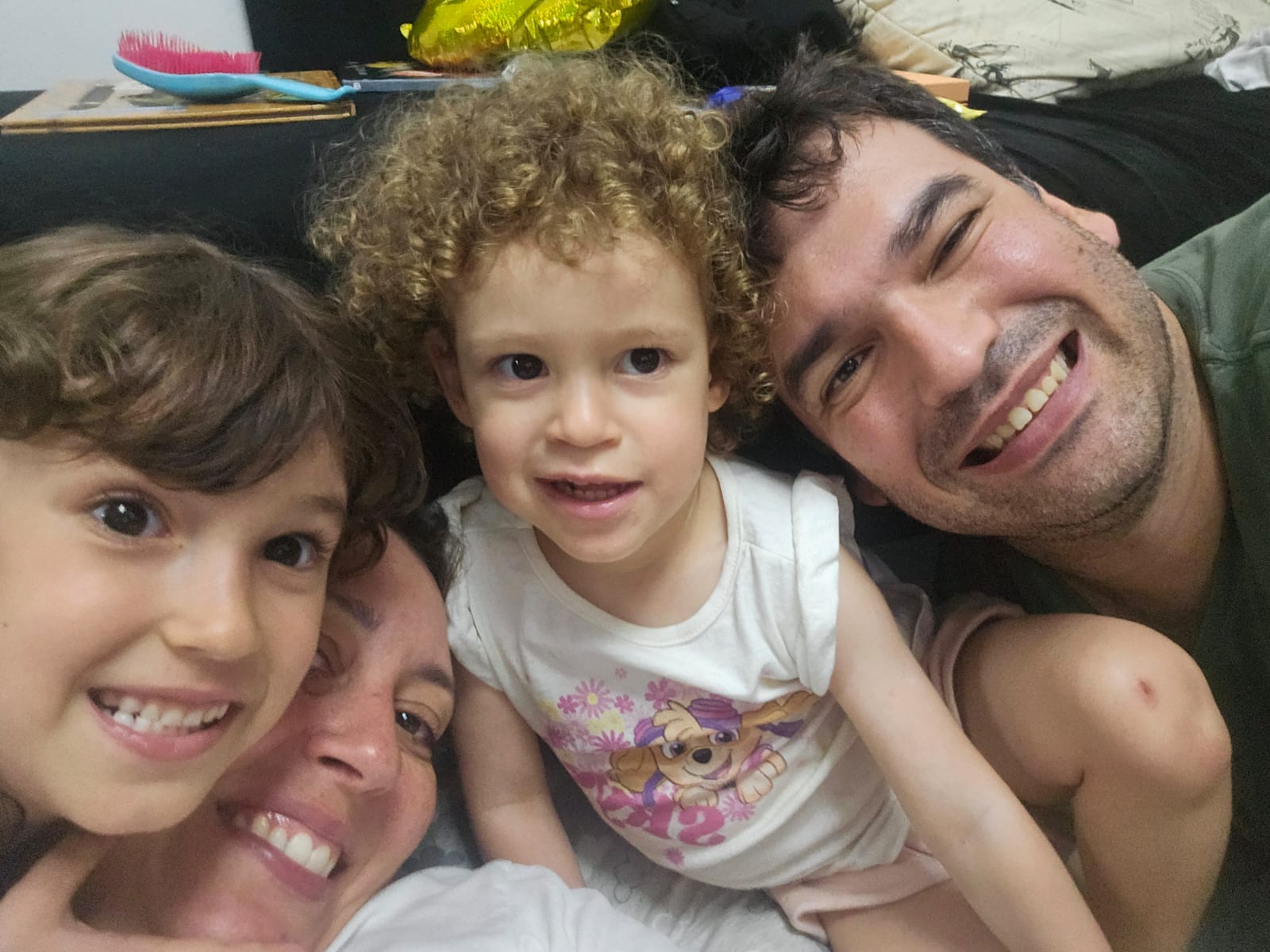 O servidor Daniel Reis ao lado da esposa e das duas filhas; ele pôde utilizar a nova lei