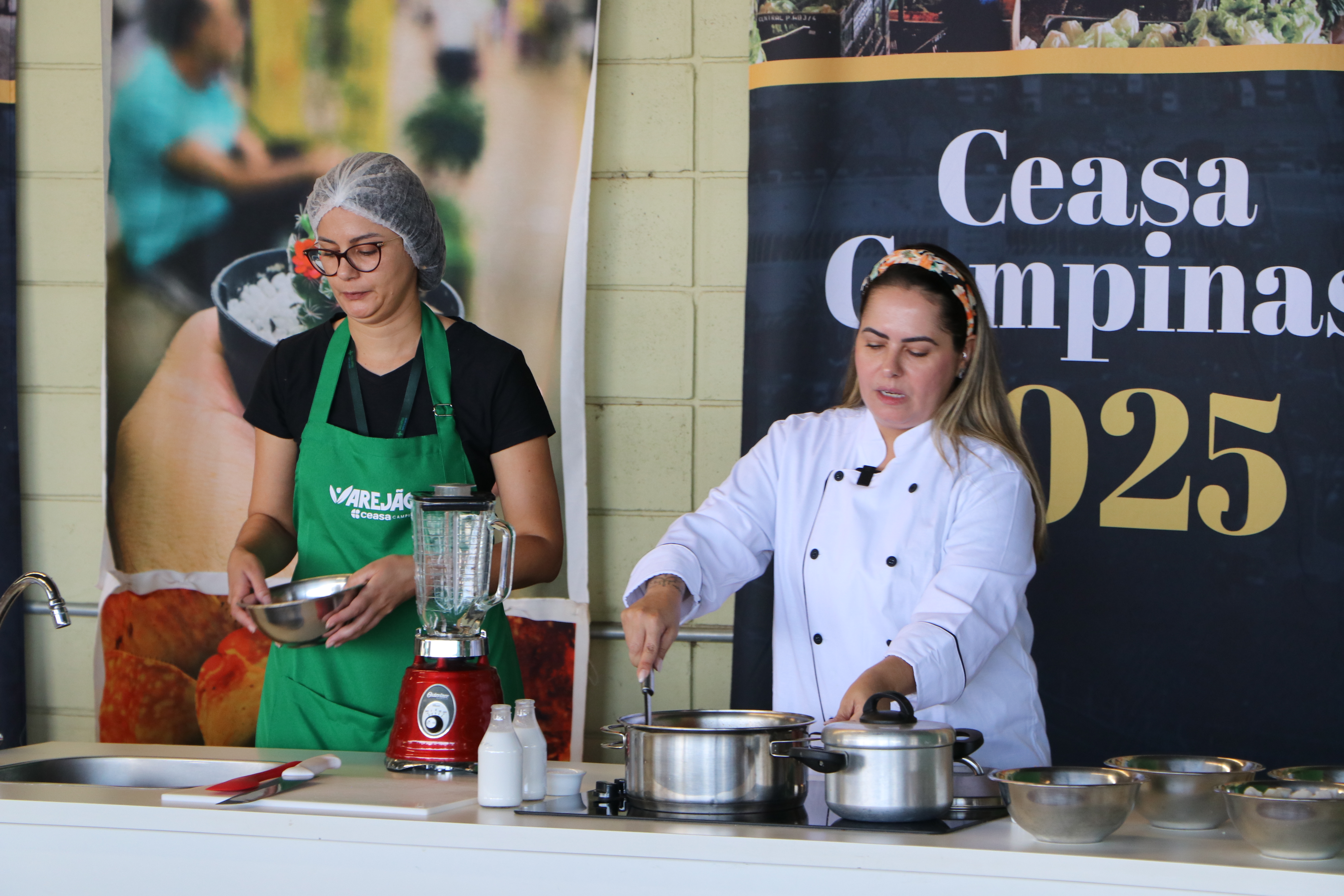 Camila Porto, nutricionista do Depto. de Alimentação Escolar, ensinou a fazer bobó de legumes usando produtos da Ceasa
