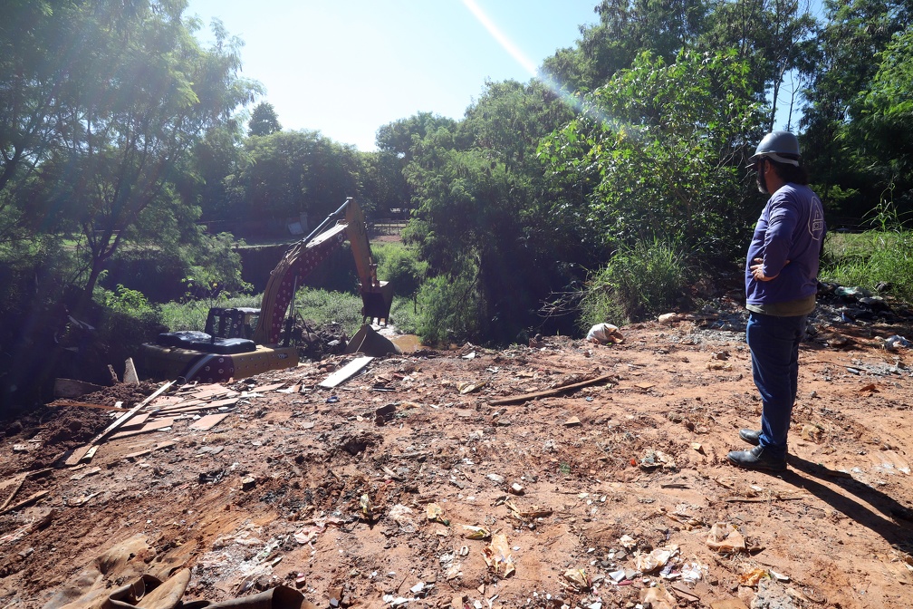 Área é local de descarte irregular de lixo e foi limpa pelas equipes da Prefeitura