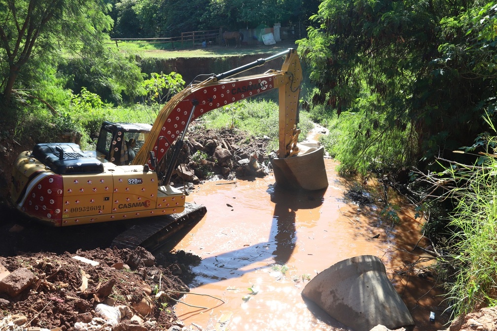 O local vai receber mais terra e os tubos que foram deslocados serão reposicionados