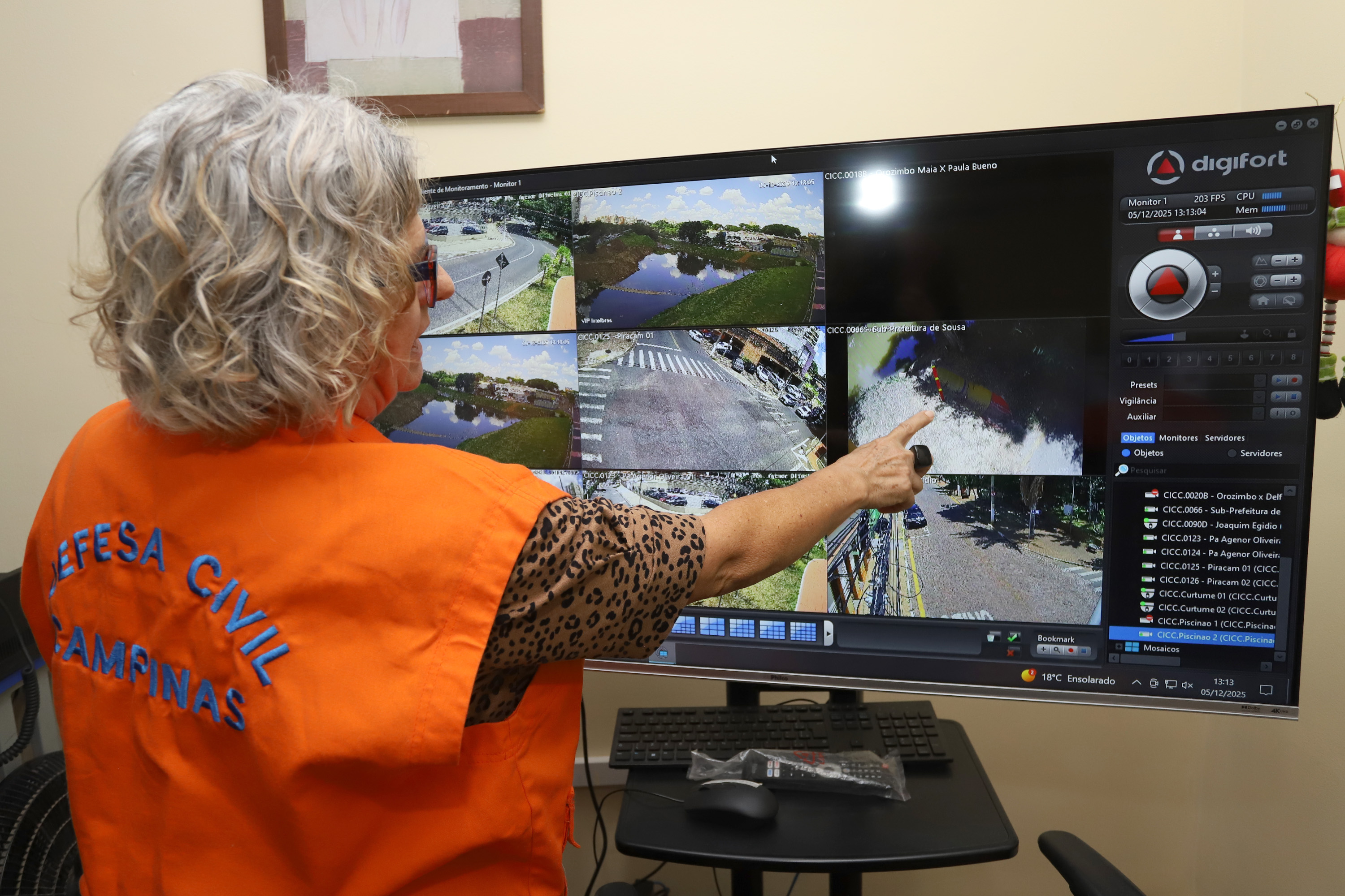 Sueli Castiglieri, funcionária da Defesa Civil, mostra o monitoramento em tempo real feito pelo órgão