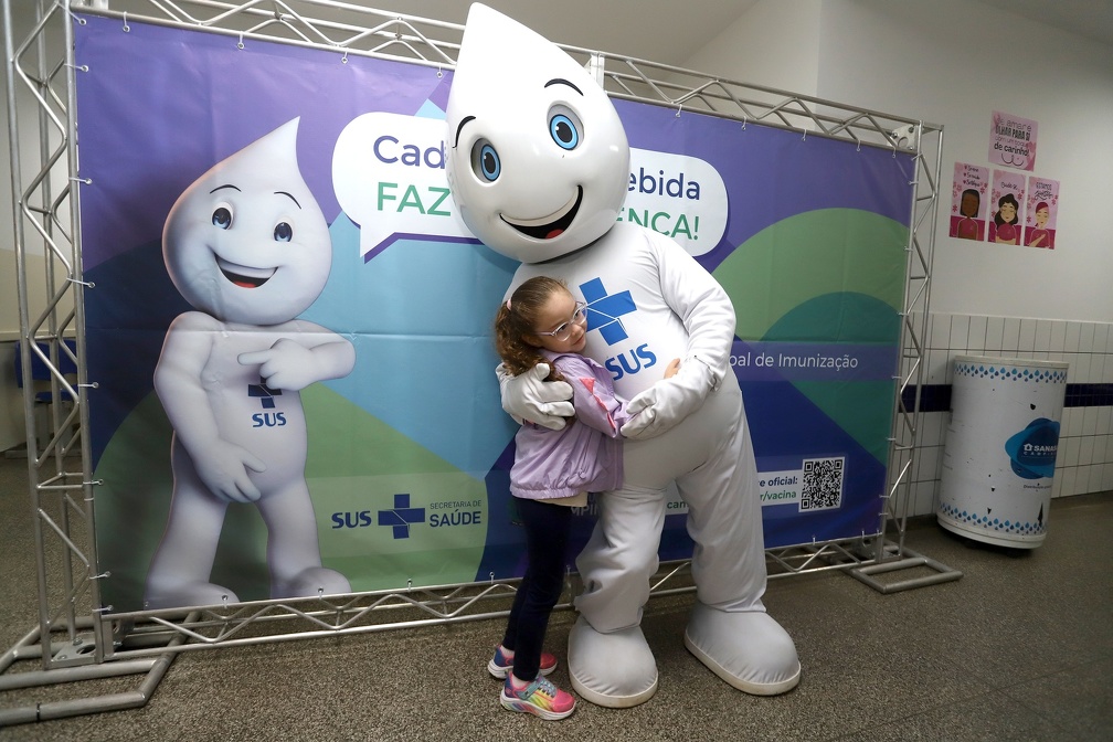 Criança abraça Zé Gotinha durante Dia D de Multivacinação em Campinas