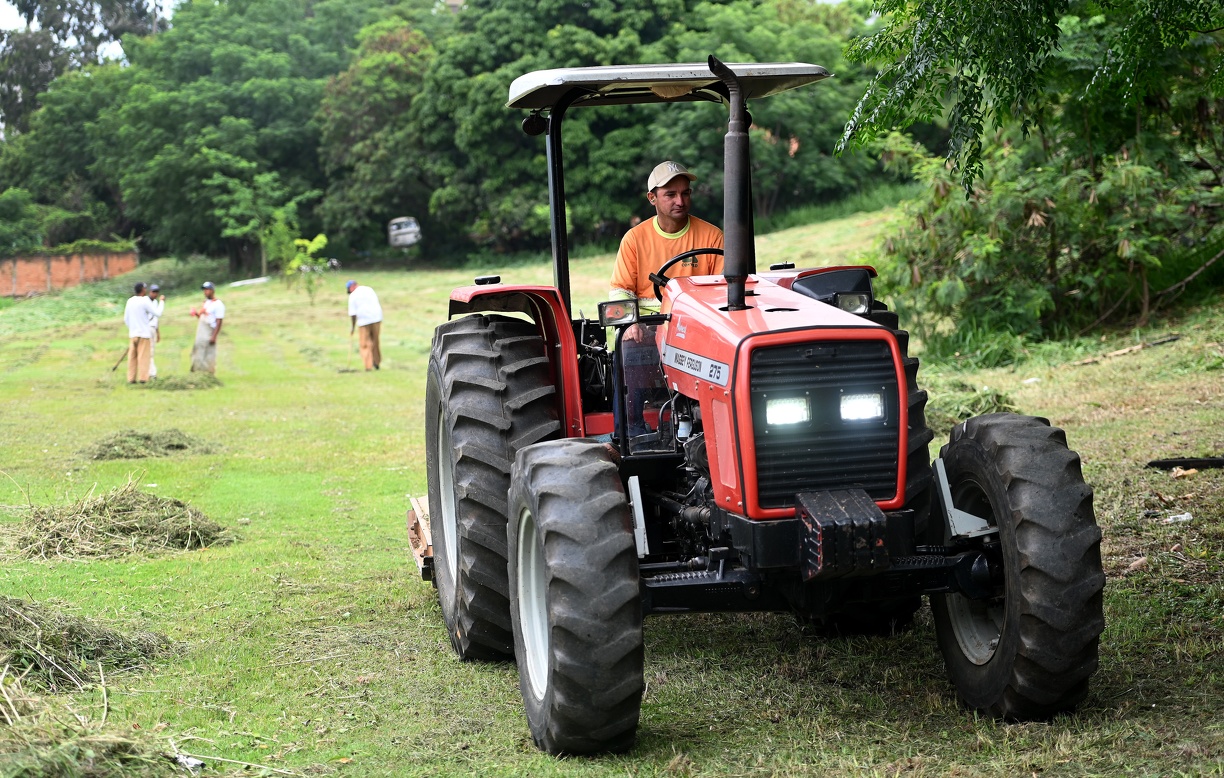 Funcionários e reeducandos concluem a limpeza de margens de córrego nesta sexta-feira, 14 de novembro, na rua Mário Natividade