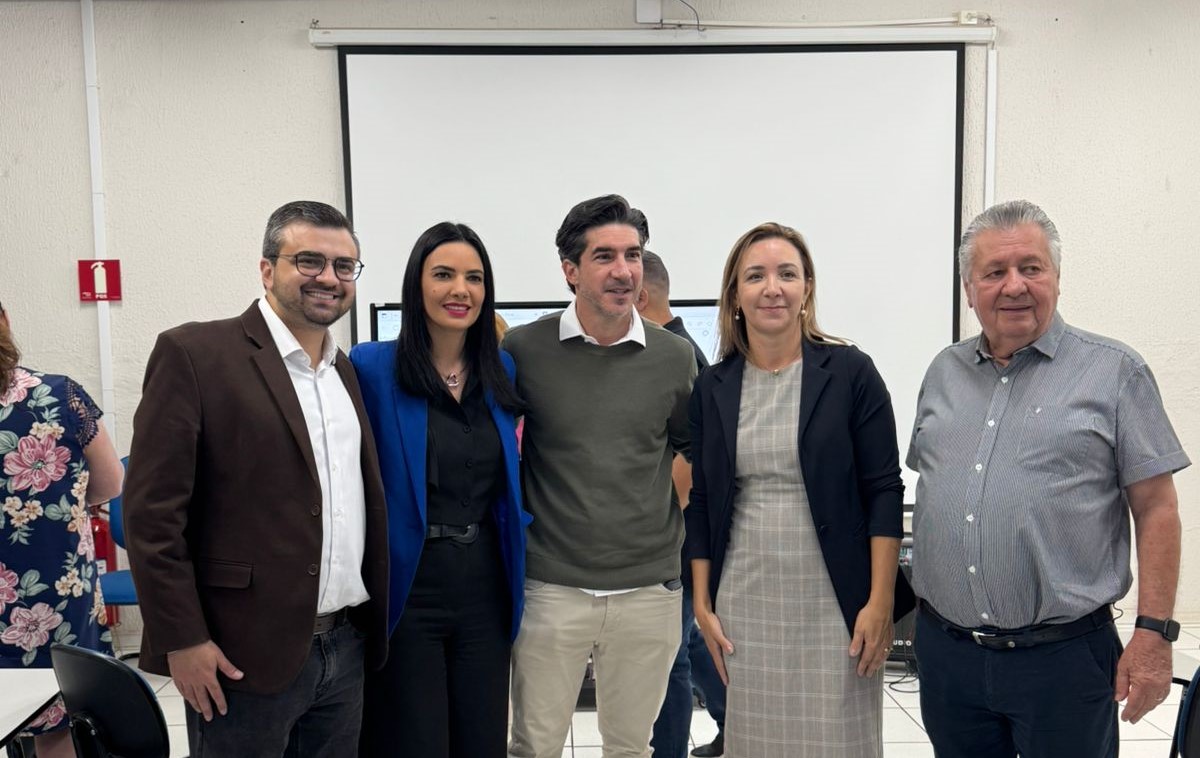 O coordenador do PIC campineiro (de verde, ao centro), foi recebido por autoridades de Araras