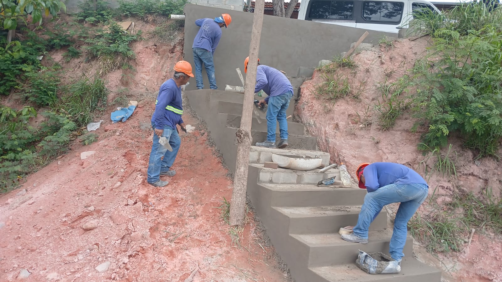 Escada dá acesso da rua à parte mais baixa, onde há equipamentos de lazer