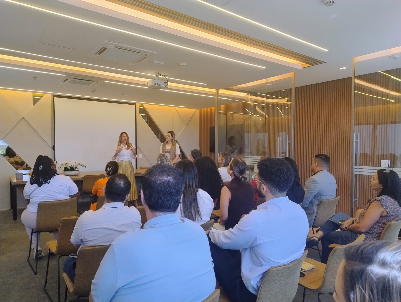 O Selo reconhece empresas e instituições que adotam políticas voltadas à equidade de gênero no ambiente corporativo