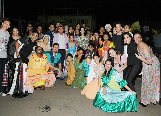 Equipe comemora o sucesso da apresentação