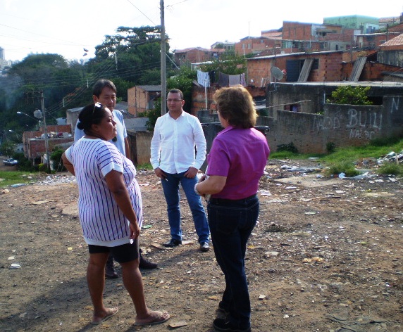 Secretária conversou com representantes do bairro