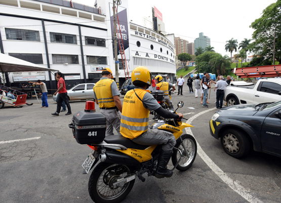 Agentes da Emdec circulam pelo local