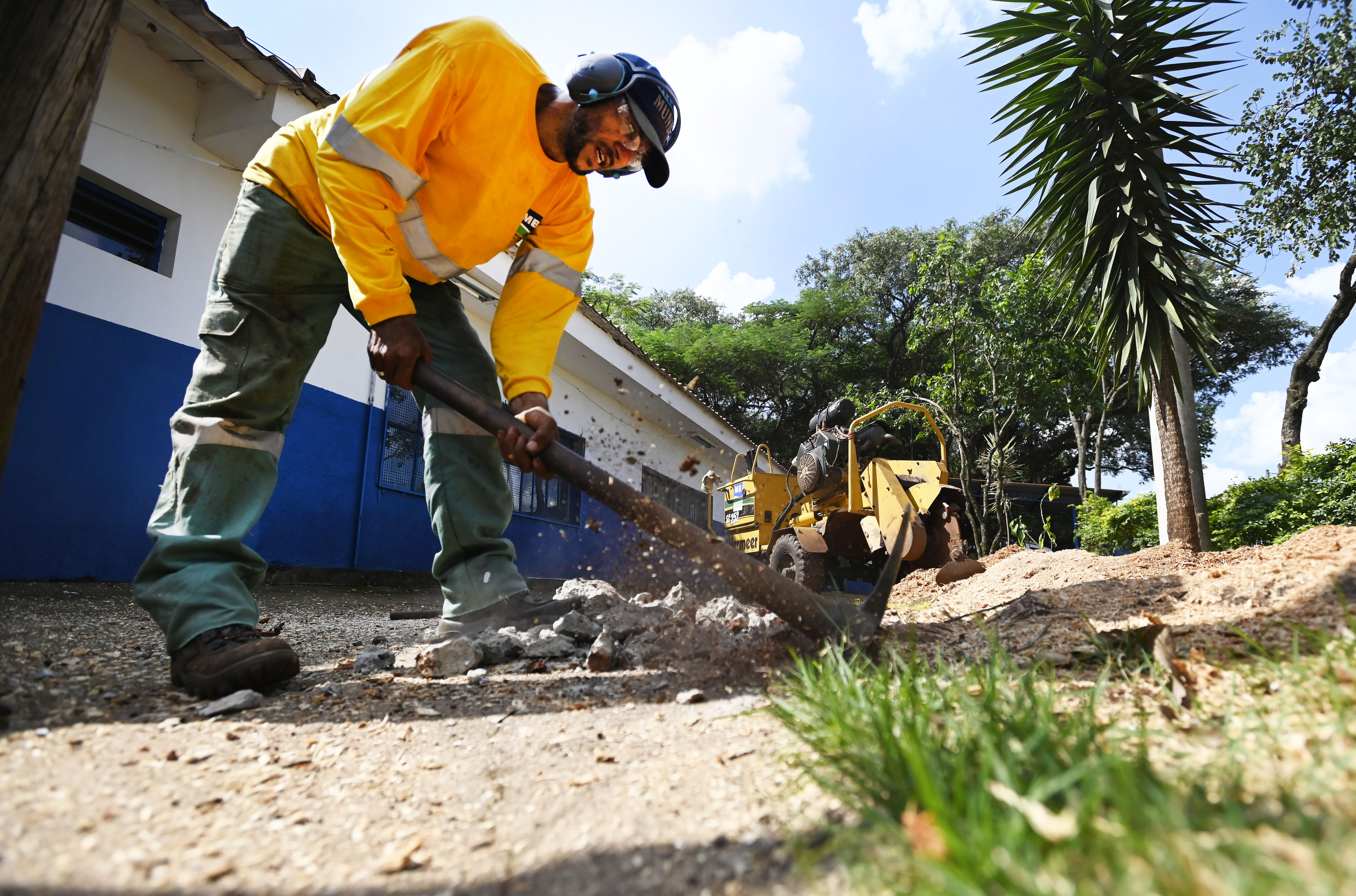 Manutenção das escolas inclui troca de rede elétrica, corte e poda de árvores, serviços de pintura e pequenos reparos