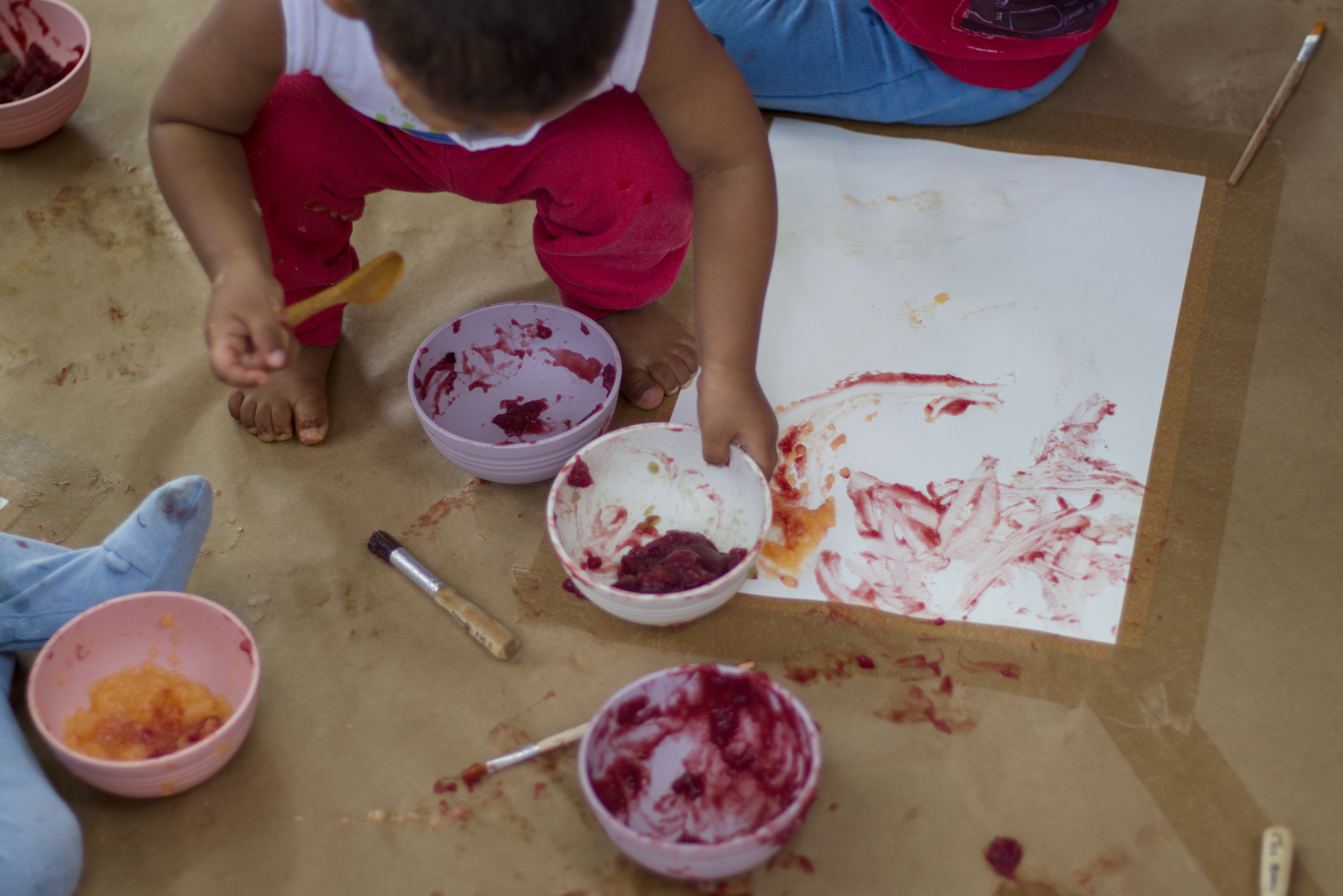 Divulgação/Luisa Naves As tintas utilizadas são comestíveis, feitas a partir de pigmentos como suco de beterraba, de cenoura e couve