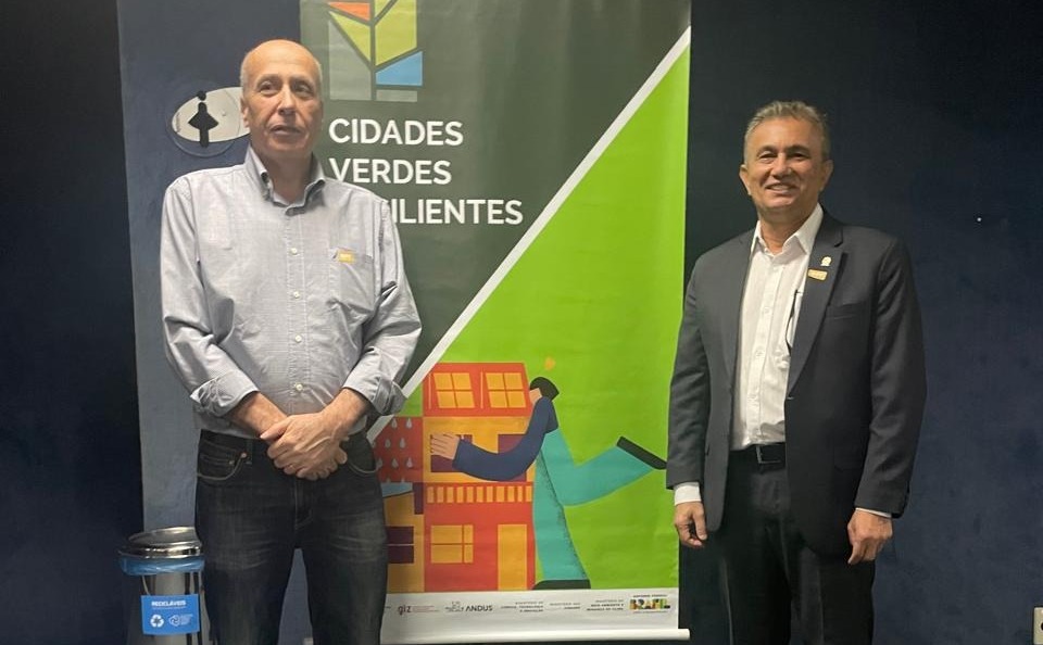 Divulgação/PMC Secretário Braz Adegas Júnior (à direita) e o diretor da Defesa Civil de Campinas, Sidnei Furtado, representam a cidade no seminário