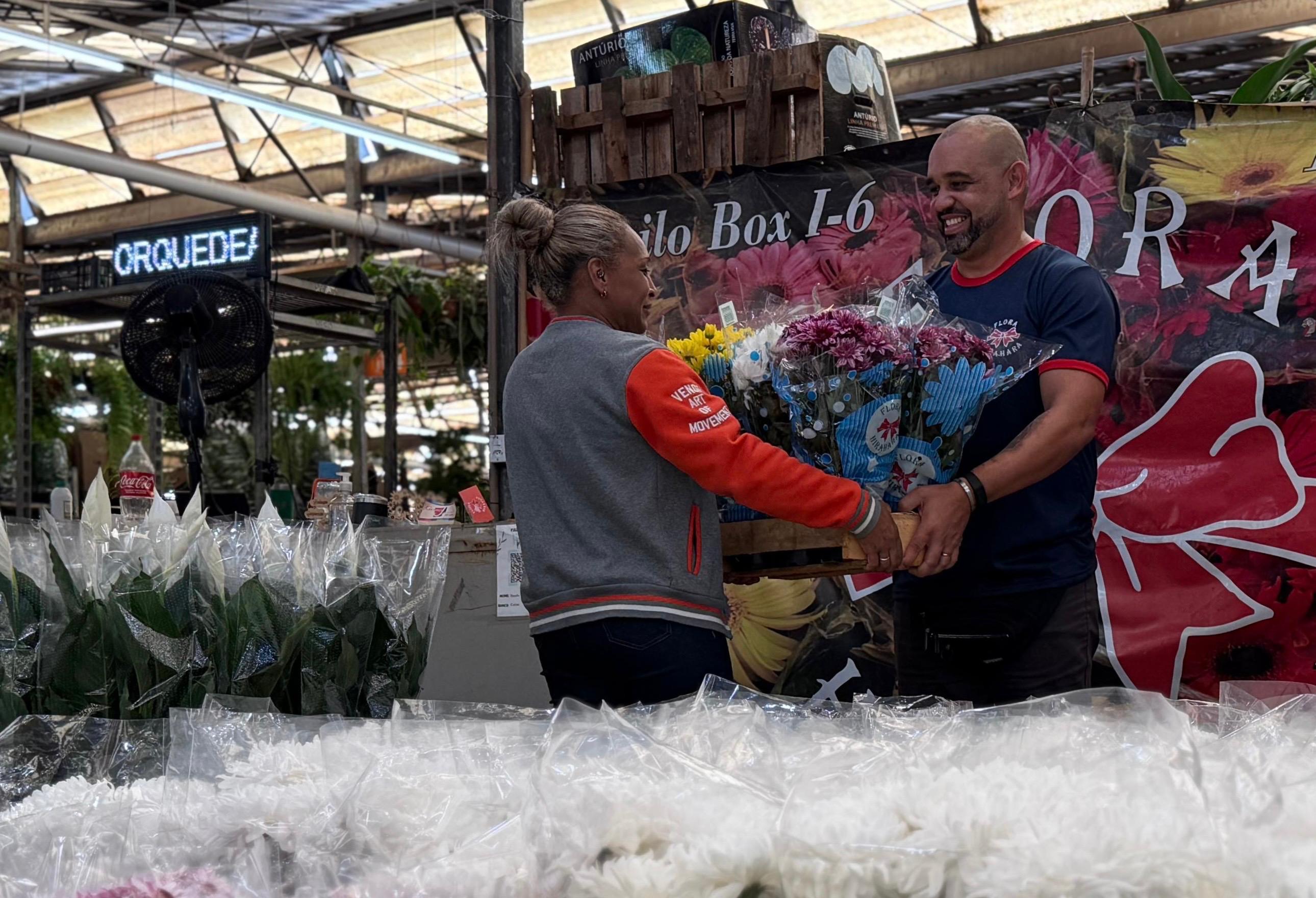 Danilo Ambrósio, representante de loja no Mercado de Flores, já comemora o aumento de vendas durante esta semana e espera vender ainda mais amanhã, sábado