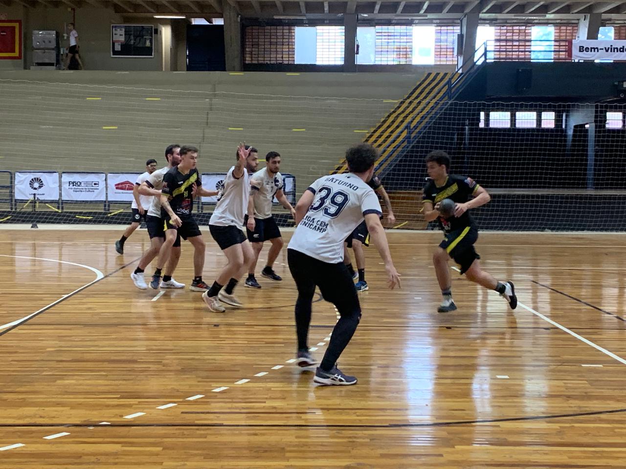 A equipe da Liga Cem Unicamp, de camisa clara, enfrenta a FEF Unicamp na decisão do handebol masculino