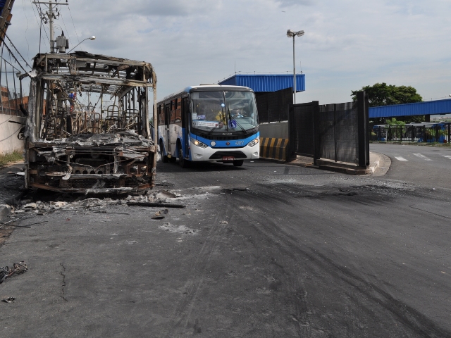 Ônibus queimado durante o tumulto