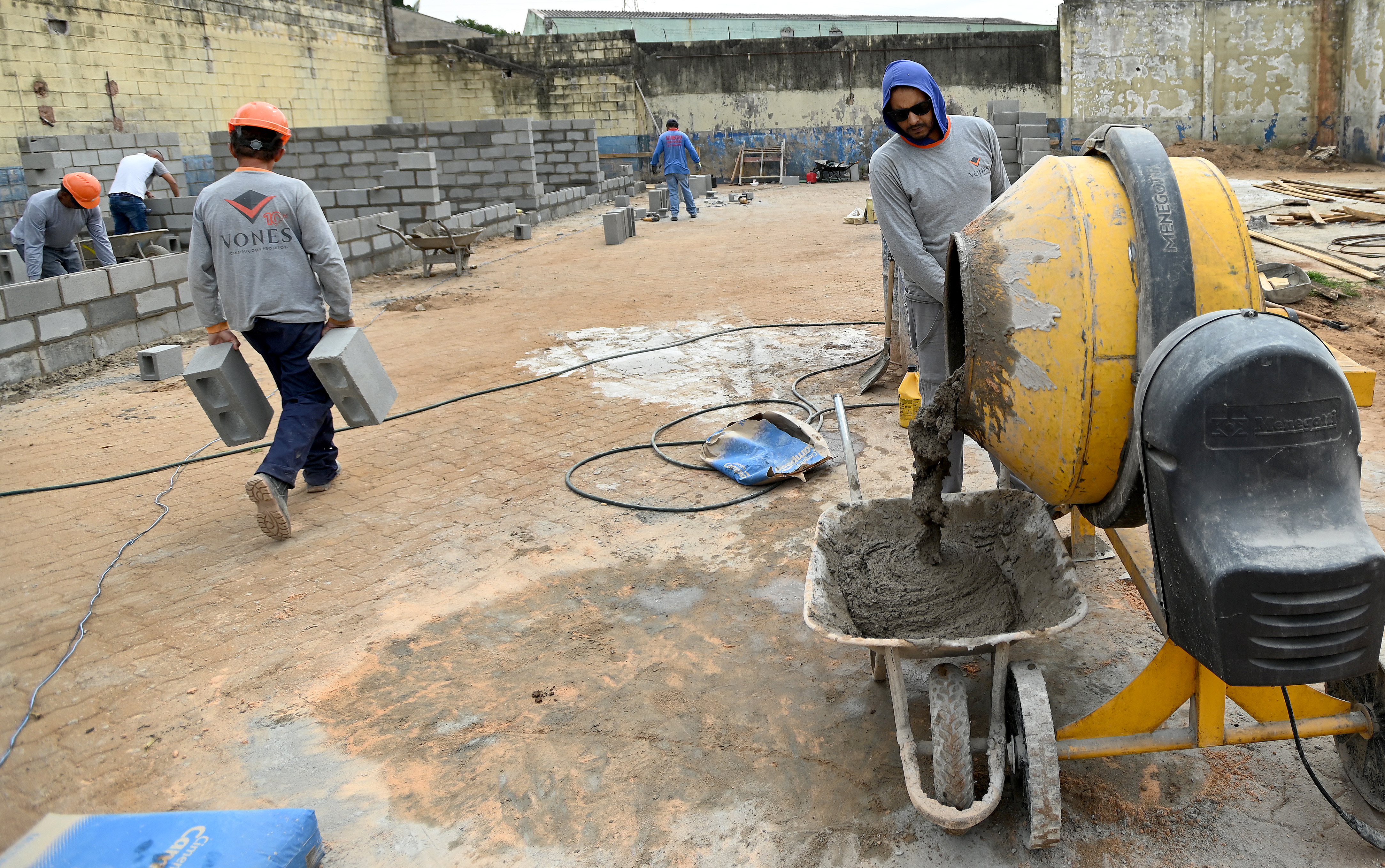 Antes do início das obras, o prédio do DPBEA já havia passado por serviços de manutenção na rede elétrica, manejo de árvores e reparos em calçadas, telhados e jardins