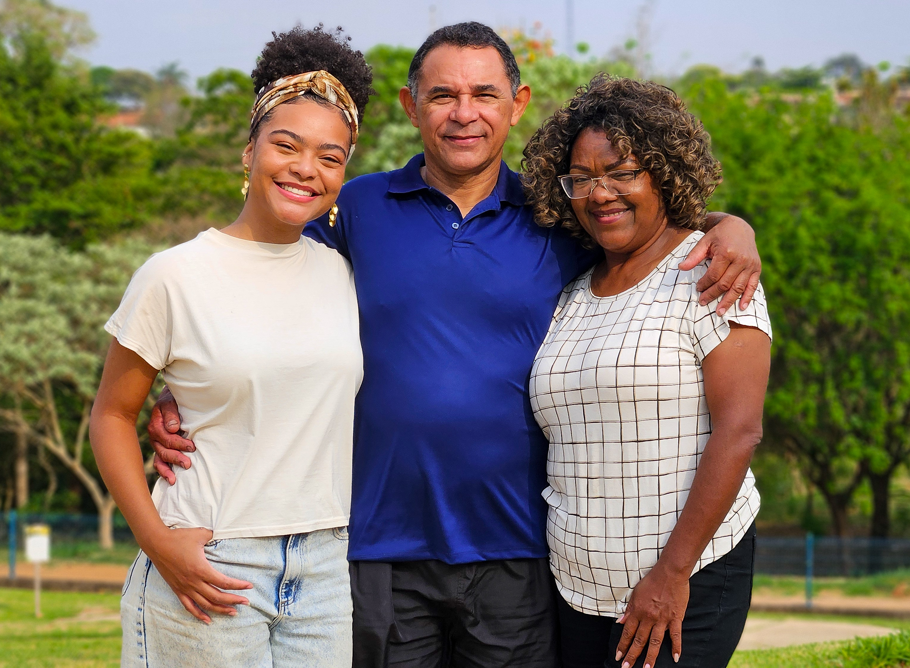 A família de Isabel Santos, com o marido e a filha; a adolescente apadrinhada não pode ter sua imagem divulgada