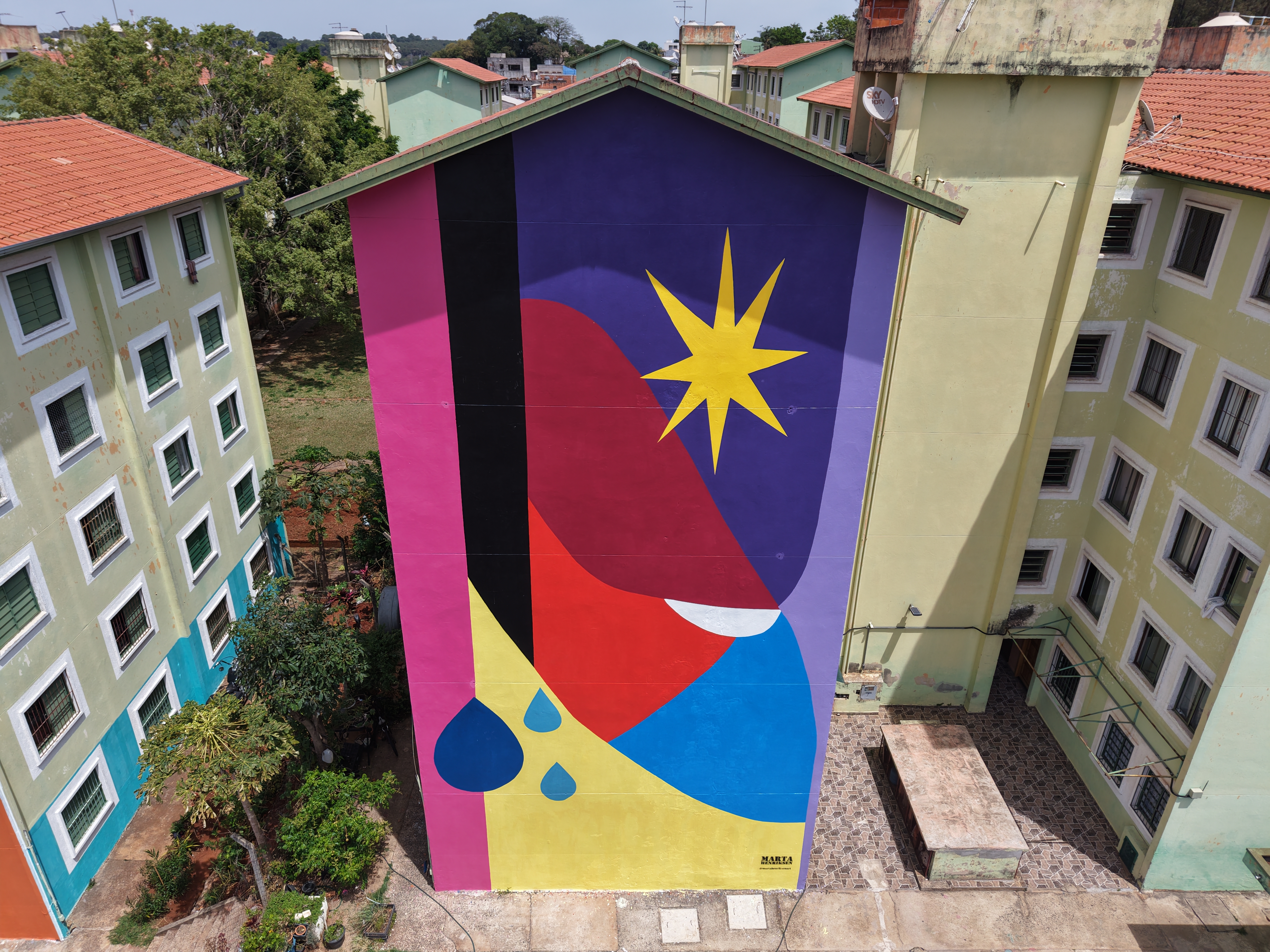 Transformando prédios em murais, as artistas destacaram formas geométricas, cores fortes e símbolos da natureza 