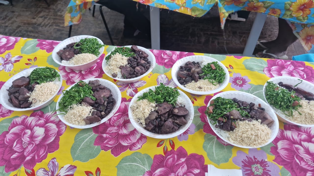 Mais do que um prato gostoso, a feijoada do Centro Pop II veio carregada de história e memória
