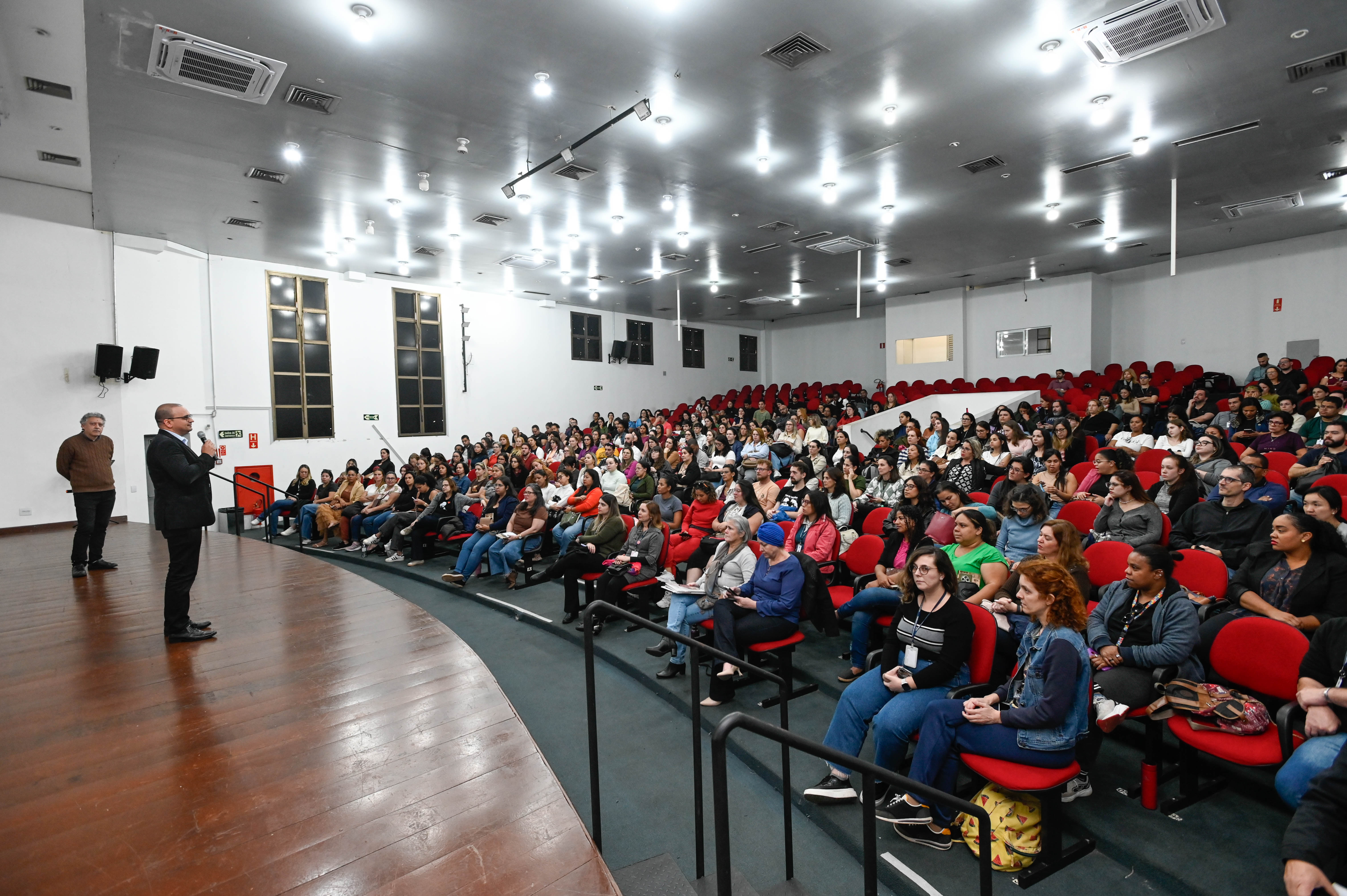 A oficina tem como objetivo orientar os recém-chegados sobre atividades importantes em sua rotina de trabalho