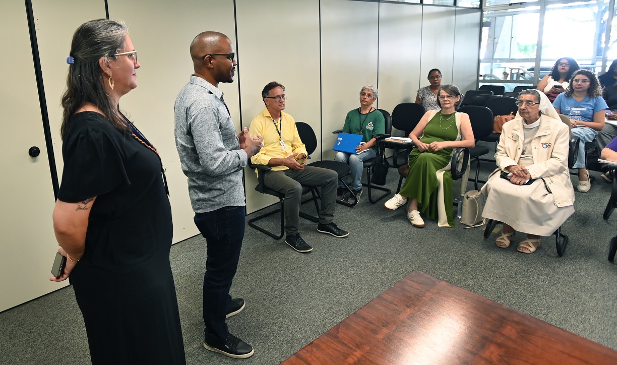 Isabel Cristina, chefe do Serviço de Acesso a Benefícios, e Ewerson Moraes, coordenador de Benefícios em Segurança Alimentar e Nutricional, transmitiram as informações