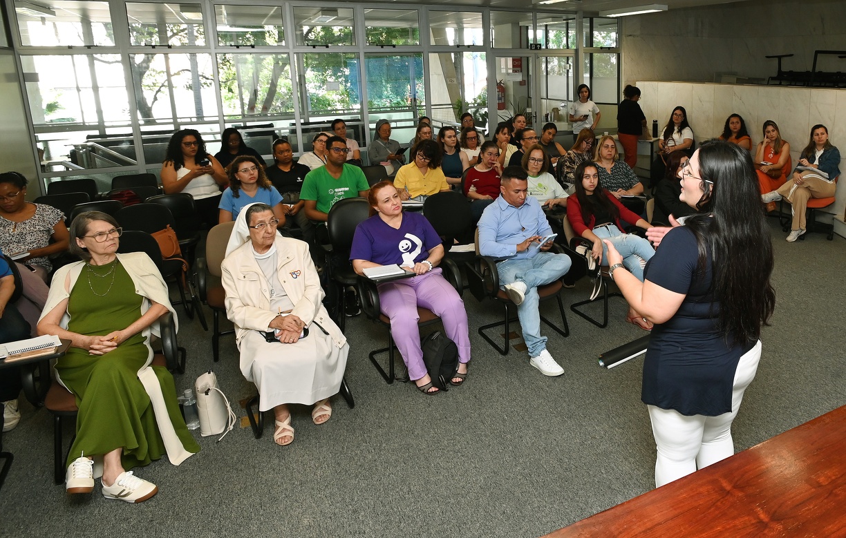 Maria Cláudia Trindade, responsável técnica pelo Projeto Viva Leite, abriu a reunião