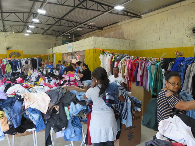 Foram disponibilizadas 1,4 tonelada de roupas, organizadas para retirada gratuita pelos moradores