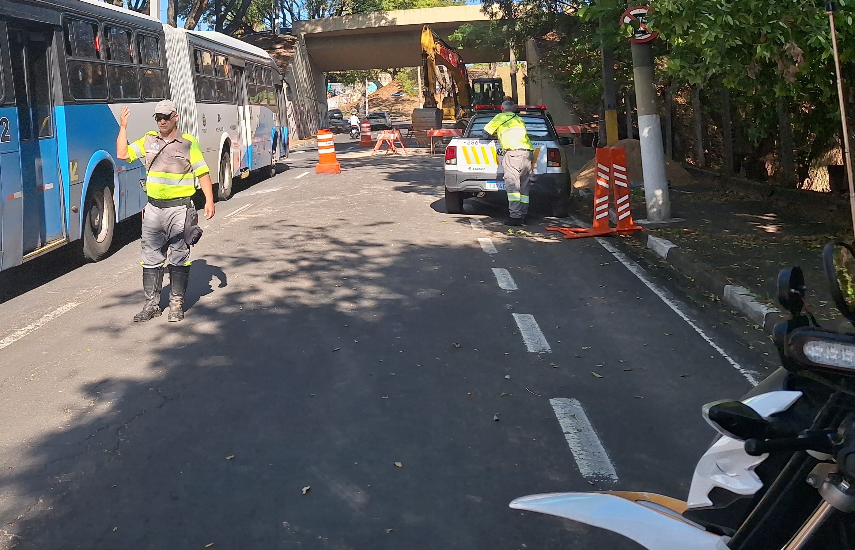 Agentes da Emdec vão sinalizar a interdição e orientar condutores