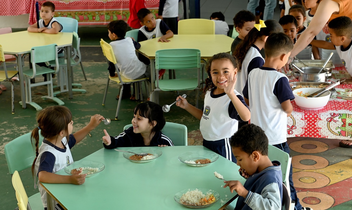 Crianças durante merenda na Emef Professora Maria Isabel Baltar da Rocha
