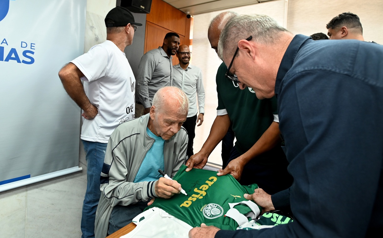 Durante o evento teve momento de autógrafos de Ademir da Guia