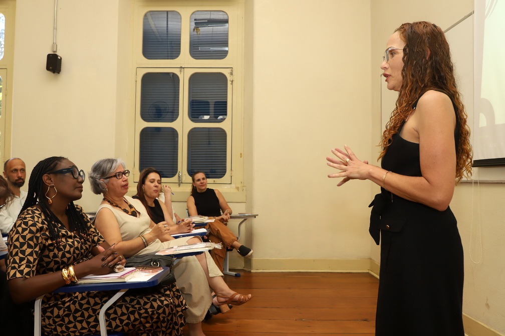 Fernanda Sunega Célia Bortolozo explica que objetivo é oferecer mais oportunidades de formação aos servidores