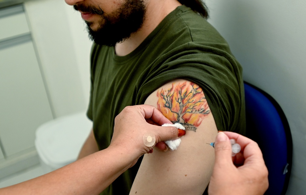 Vacina contra a gripe está disponível a população a partir de 6 meses de idade nos 69 centros de saúde da cidade