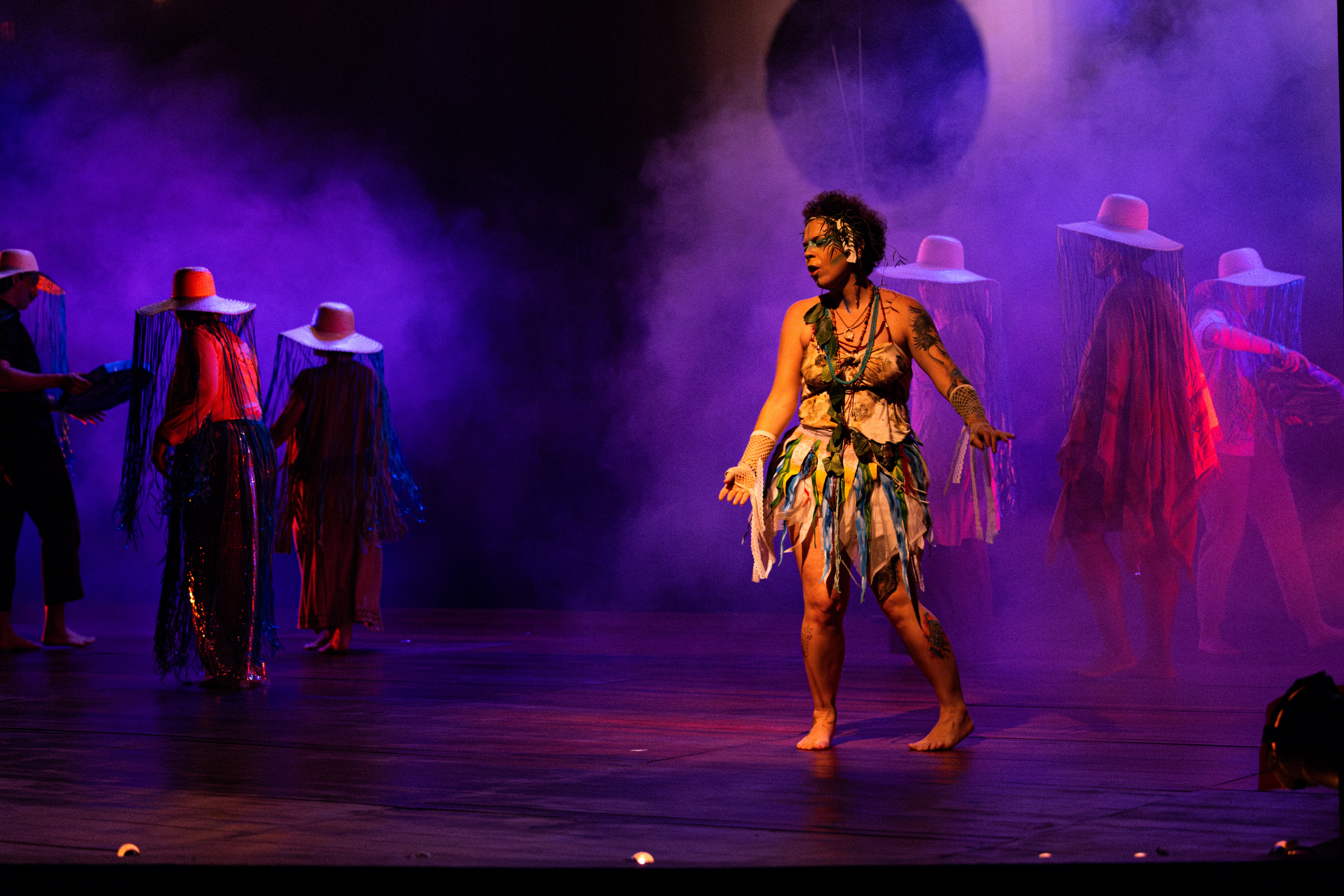 A peça traz uma reflexão poética e visual sobre o folclore e a cultura popular brasileira