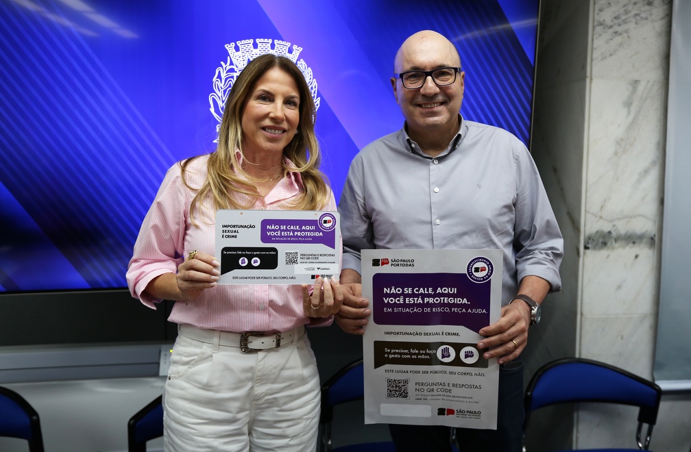 Adriano Rosa A secretária Alessandra Herrmann e o prefeito Dário Saadi seguram avisos que devem ser afixados pelos signatários do pacto "Ninguém se Cala"