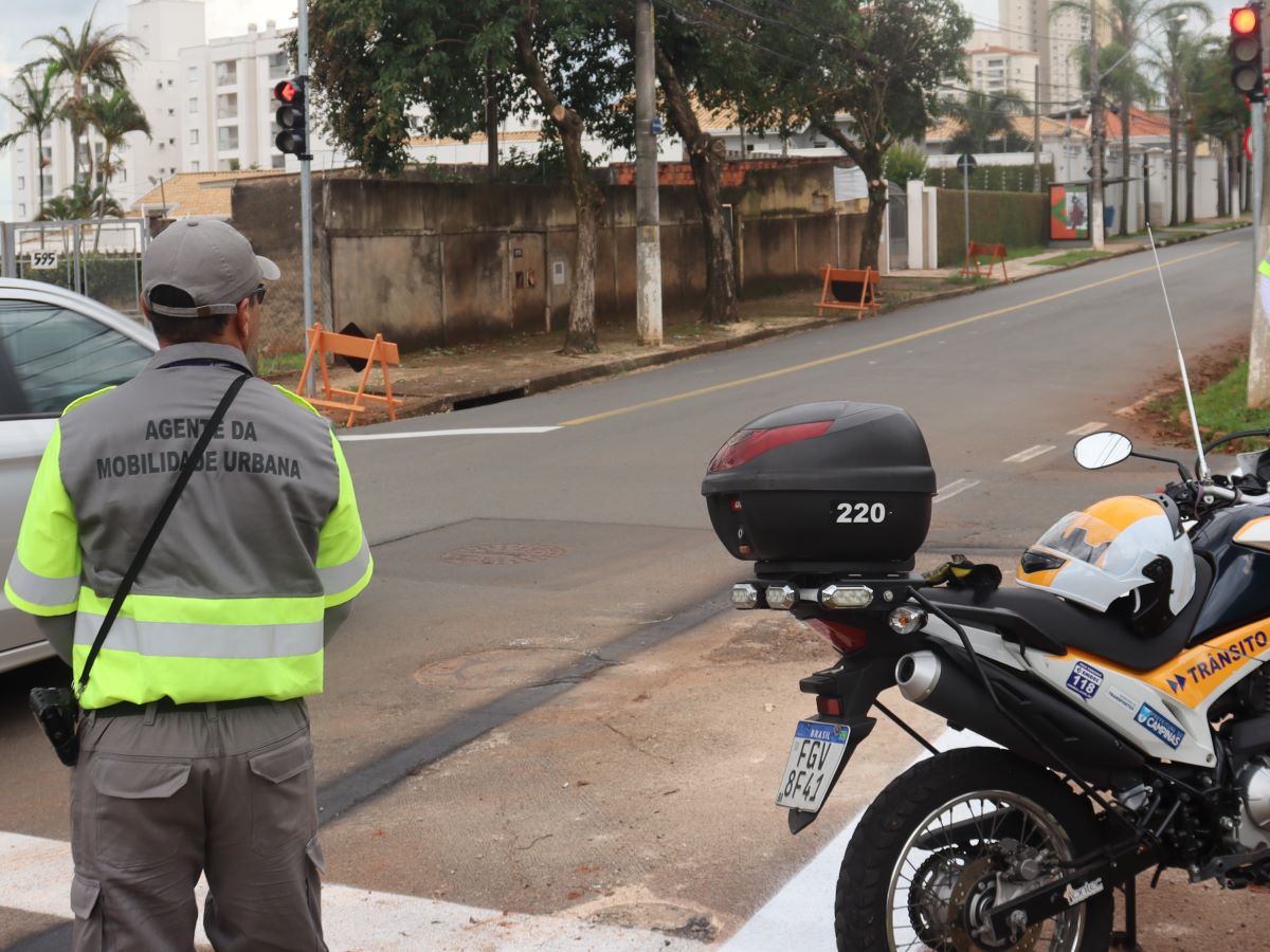 Agentes de mobilidade urbana atuam na operação monitorando o trânsito e orientando motoristas