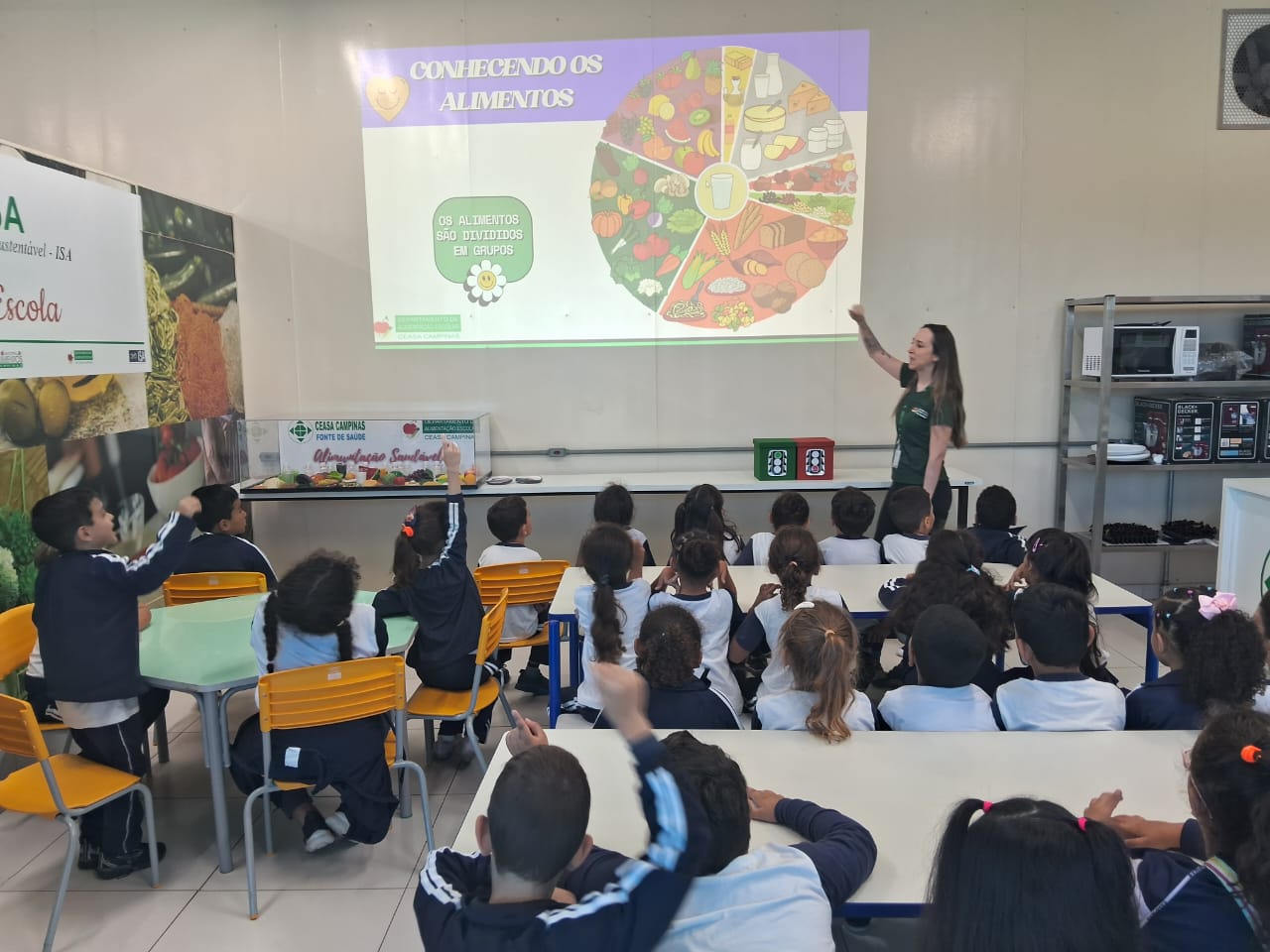 Divulgação/Ceasa Crianças ouvem palestra, visitam o entreposto, recebem lanche saudável e ganham vasinhos, mudas e substrato para o plantio