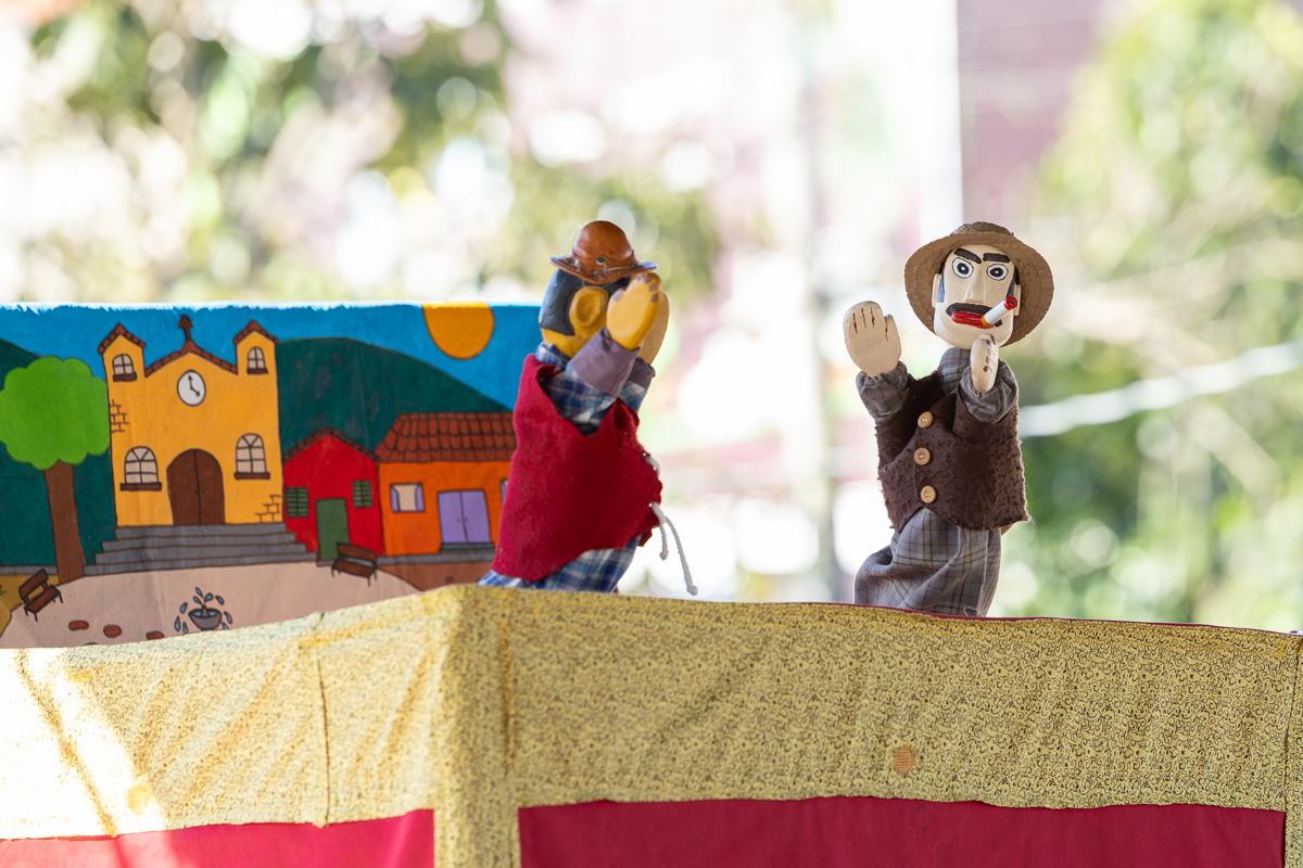 Divulgação/Maria Santos Os bonecos são feitos de mulungu, a madeira tradicional do mamulengo, além papel machê e retalhos de pano