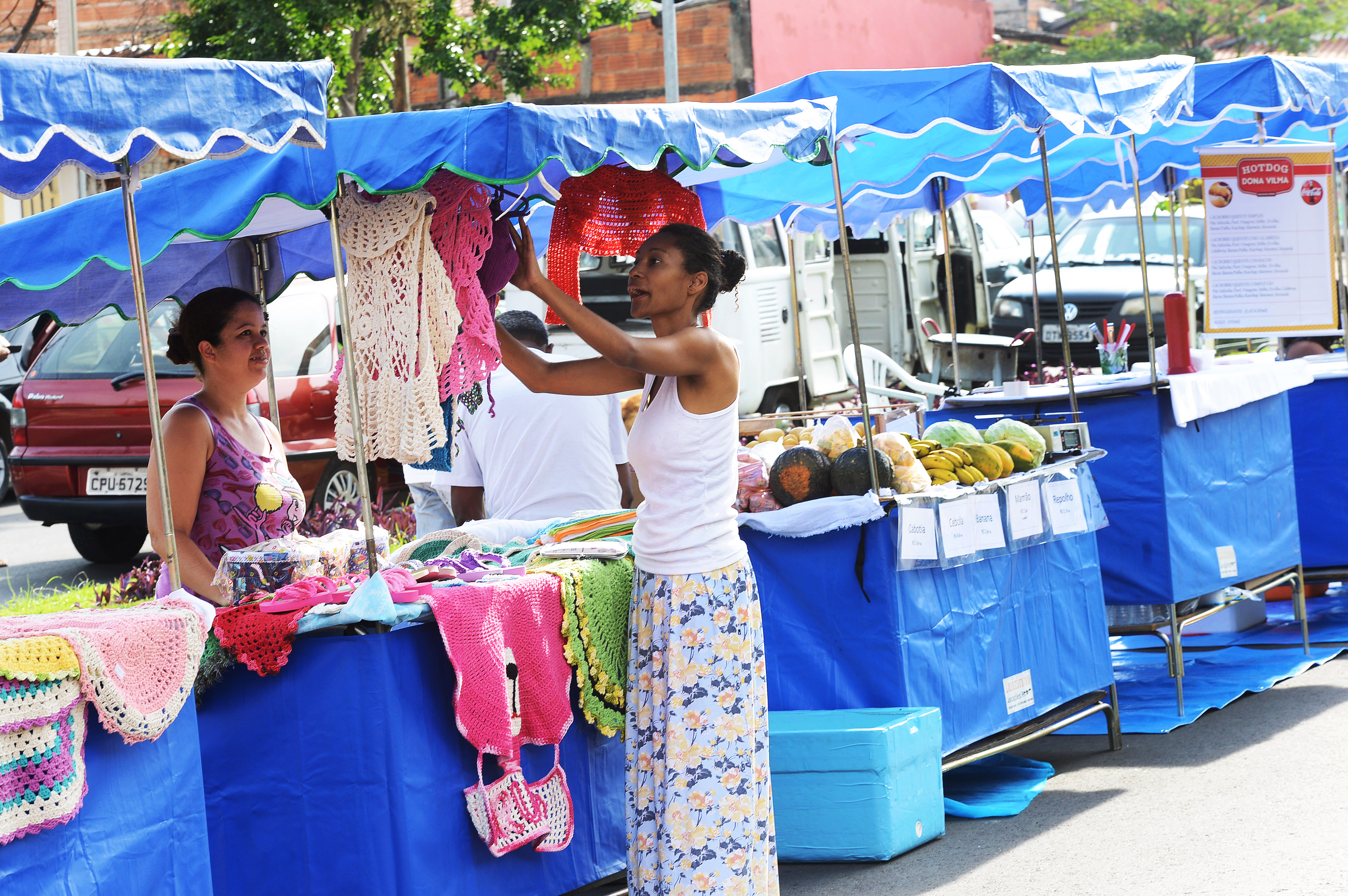 Fazer compras em pequenos comércios ou feiras é uma das dicas