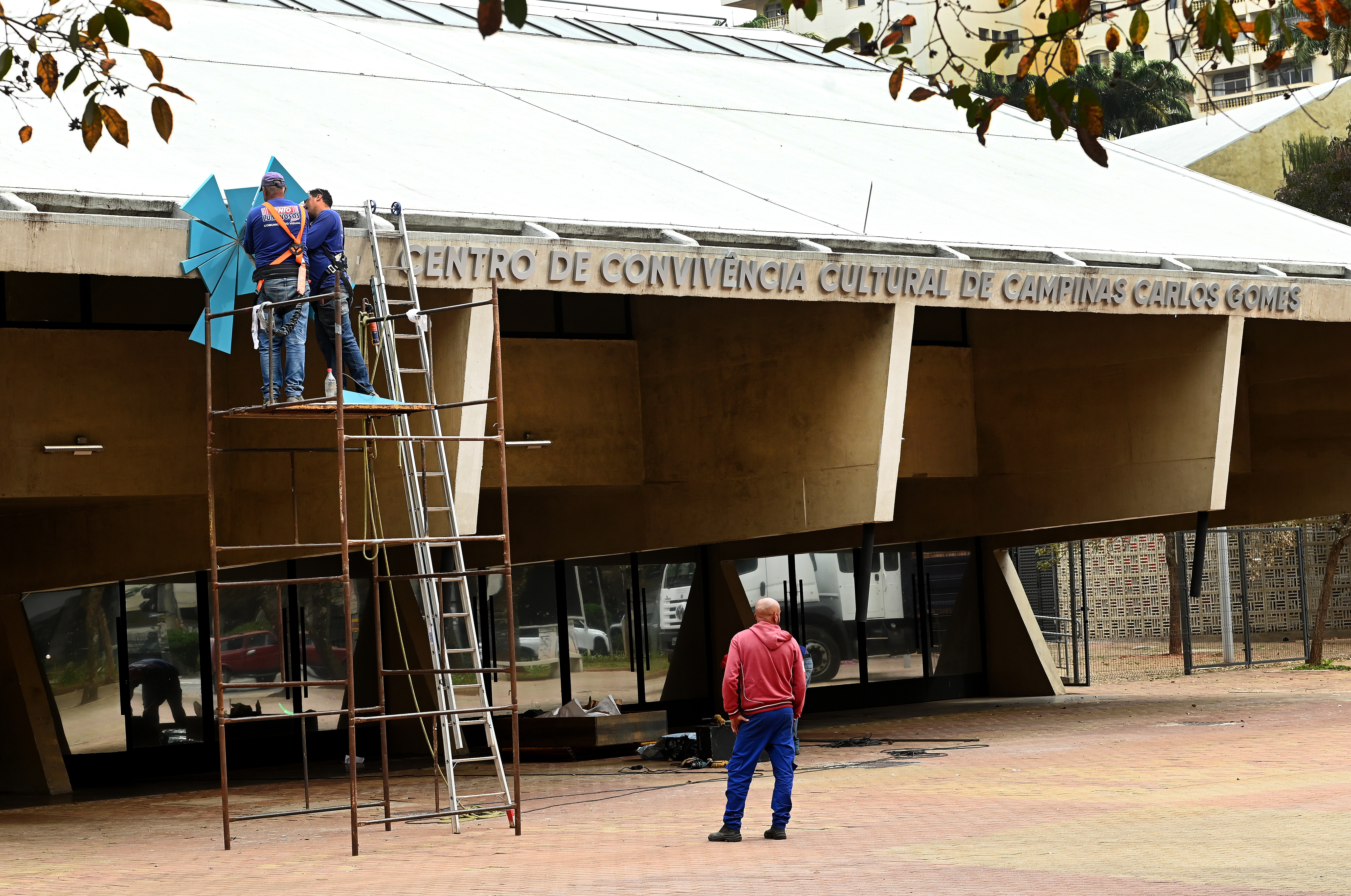 Trabalhadores instalaram nova fachada do Convivência nesta terça-feira 
