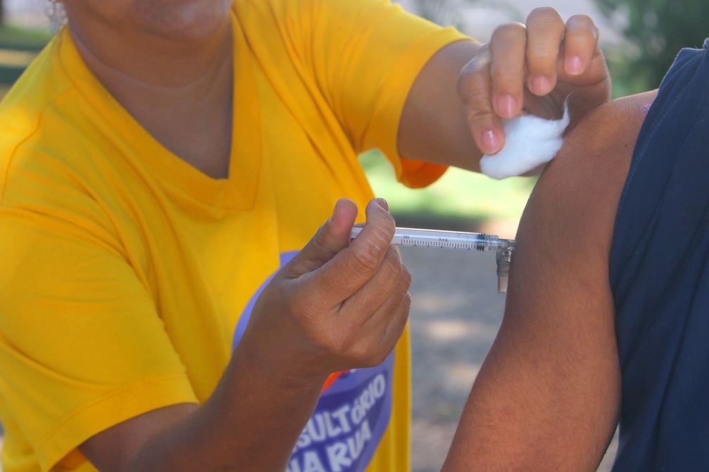 A aplicação de vacinas é uma das ações realizadas pelo Consultório na Rua