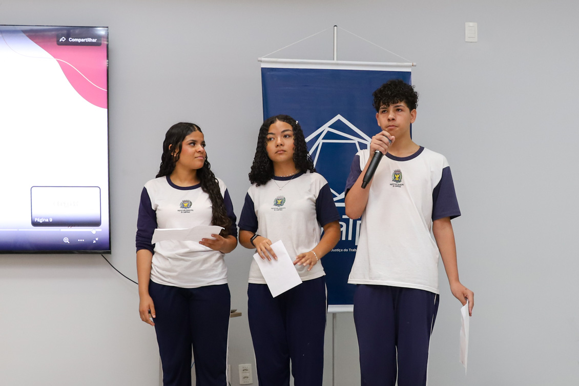 Os alunos fizeram apresentações sobre temas relacionados ao trabalho infantil