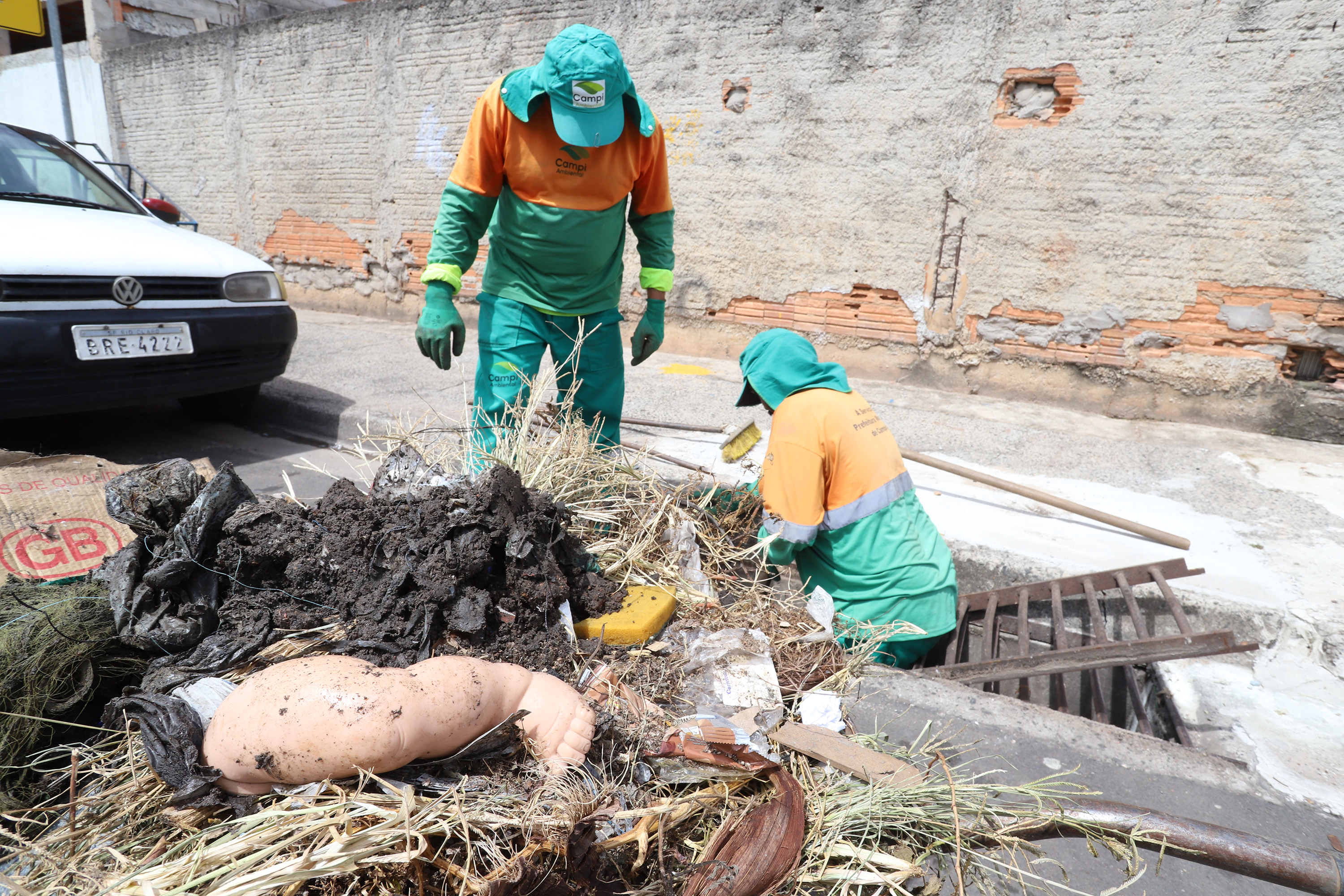 É feita a retirada de todo tipo de material inservível que possa obstruir grades, bueiros e galerias 
