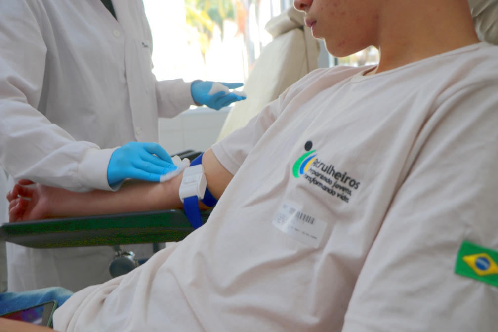 Jovens doam sangue e recebem em troca conscientização cidadã e valorização da solidariedade