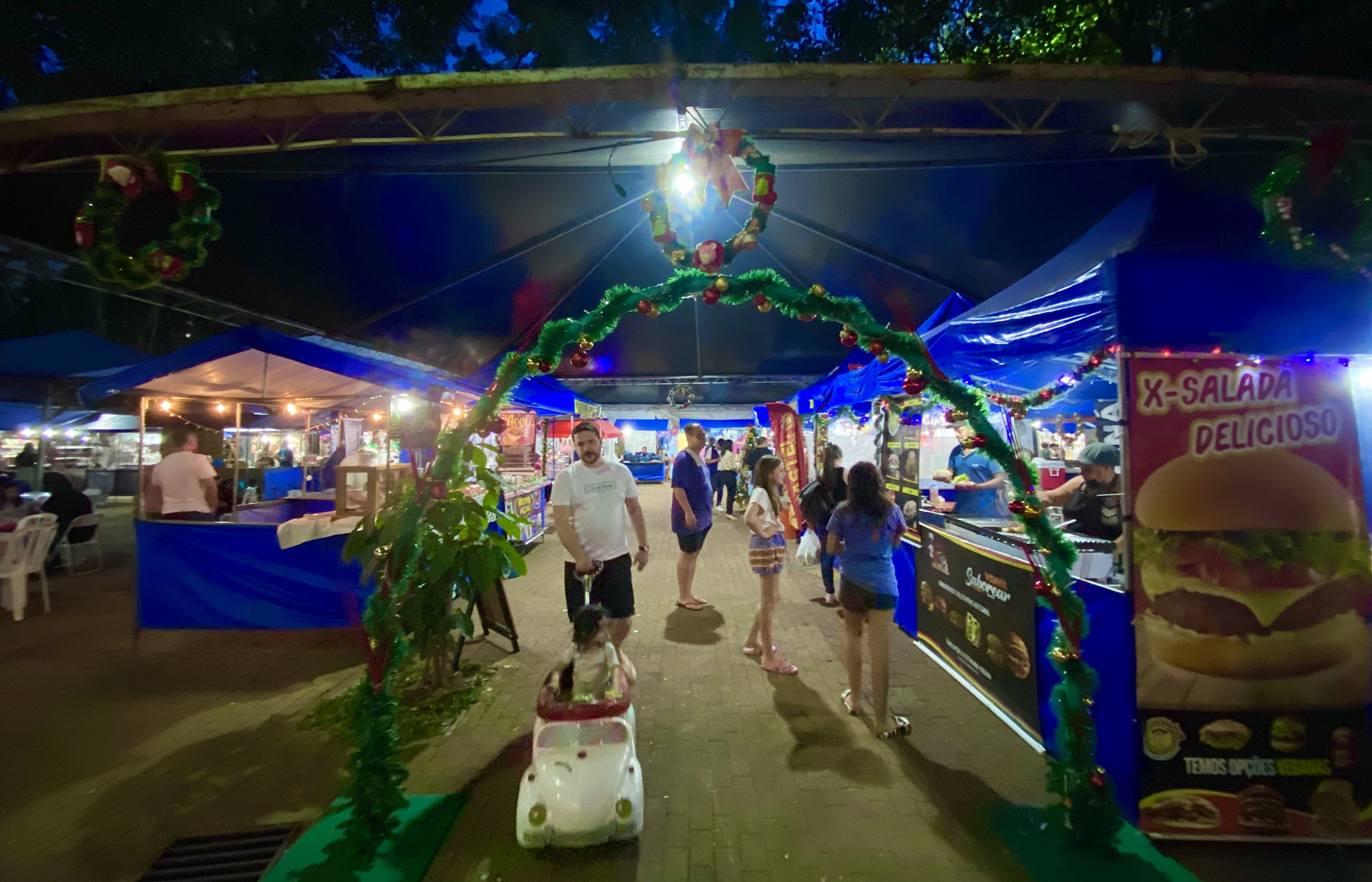 Feira reúne mais de 100 expositores e será realizada até o dia 24 de dezembro